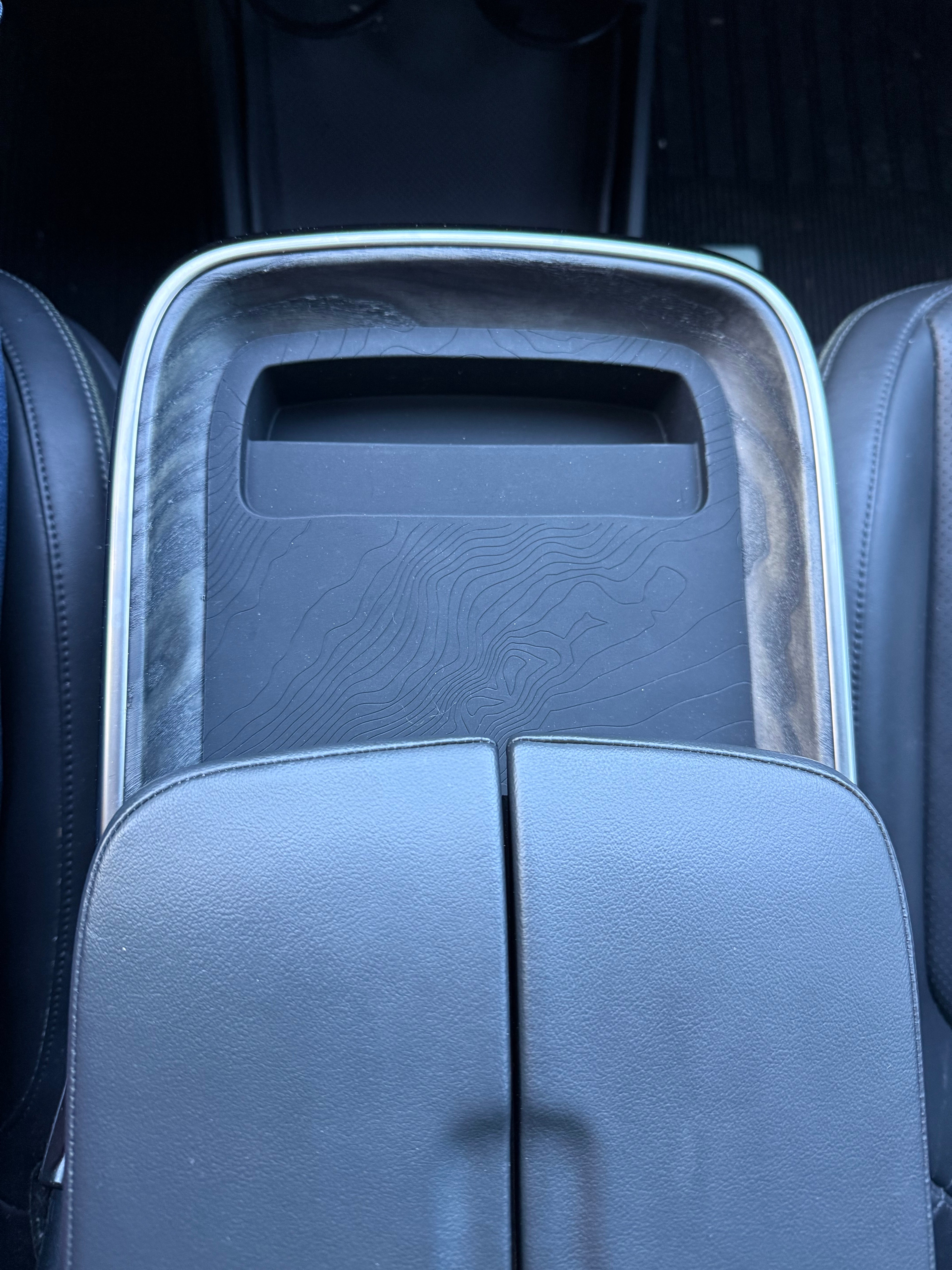 Chargeur de téléphone sans fil TopoCharge pour véhicules Rivian de 2e génération